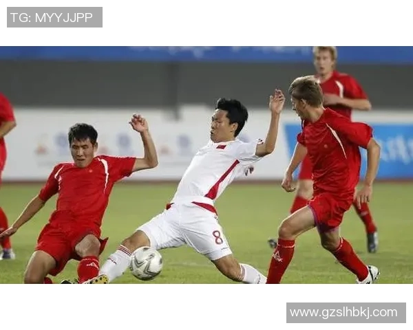 足球明星受伤瞬间真实记录展现运动员拼搏精神与不屈意志